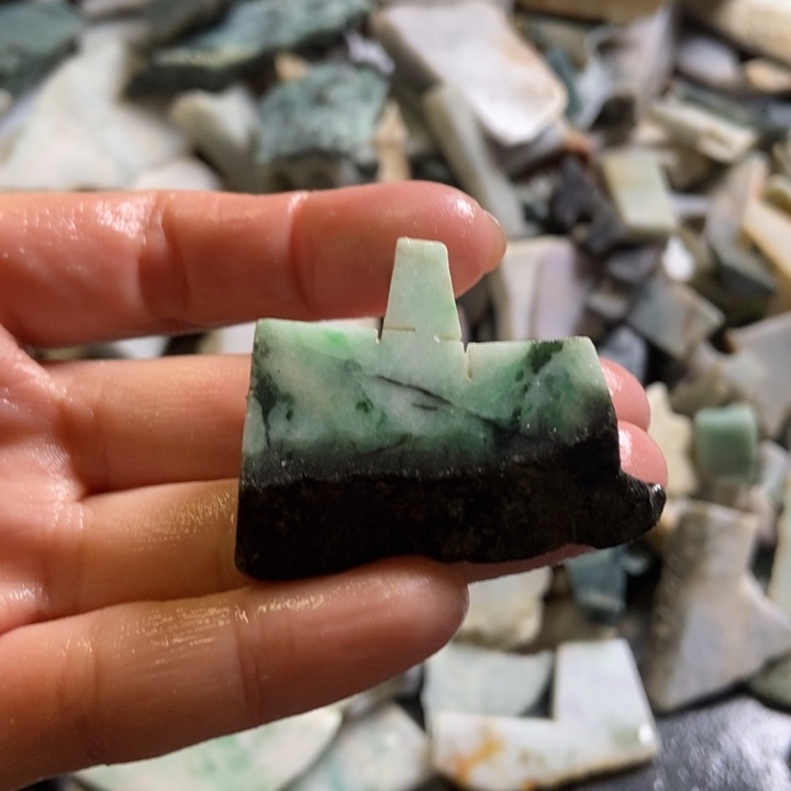 翡翠颈饰未镶嵌天然翡翠