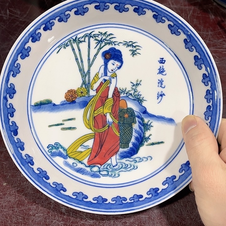 瓷片////直径19厘米。红。