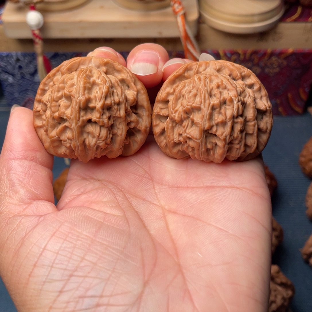 A***n把件文玩核桃44+凹底白狮子