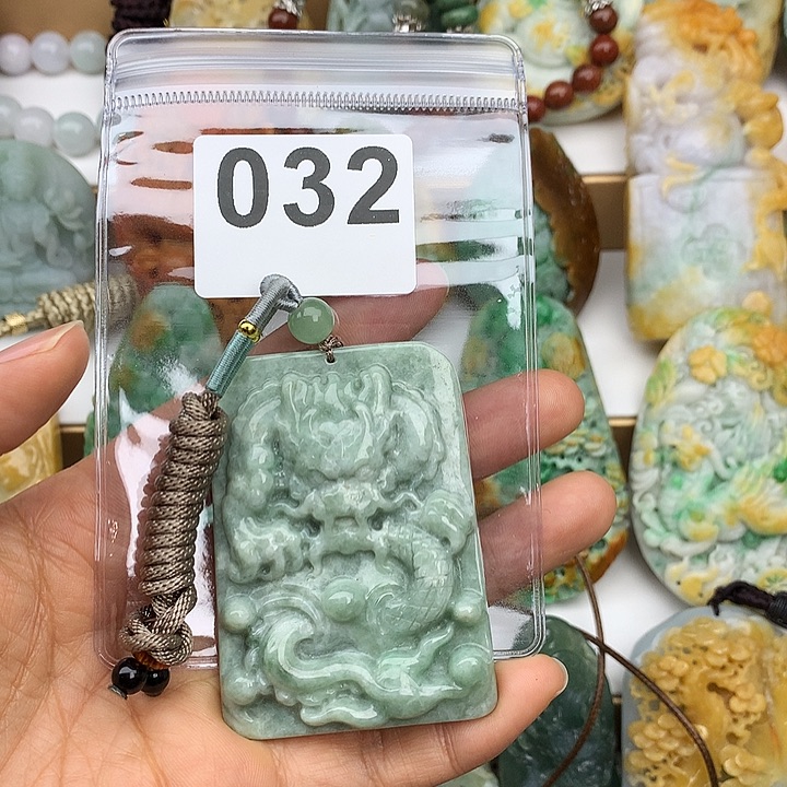 翡翠未镶嵌颈饰虎**空翡翠