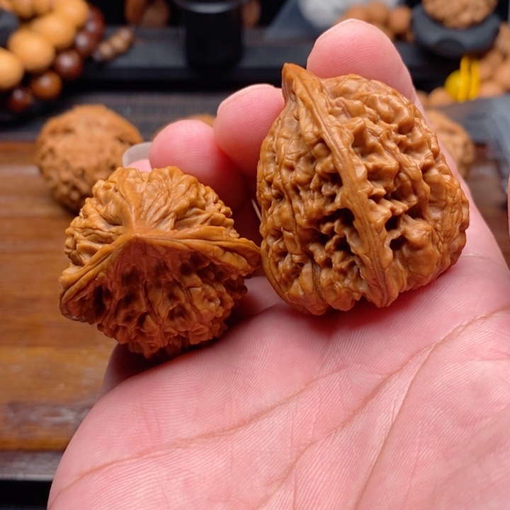 文玩核桃吊坠麒麟纹管帽异形全品38
