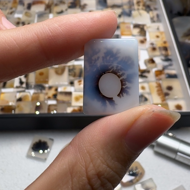 药***人玛瑙/玉髓未镶嵌摆件