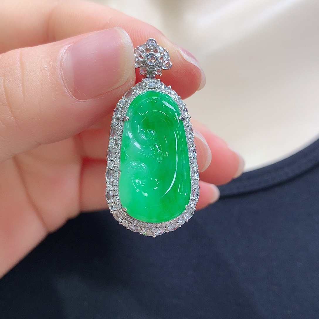 翡翠18K金镶嵌颈饰如意