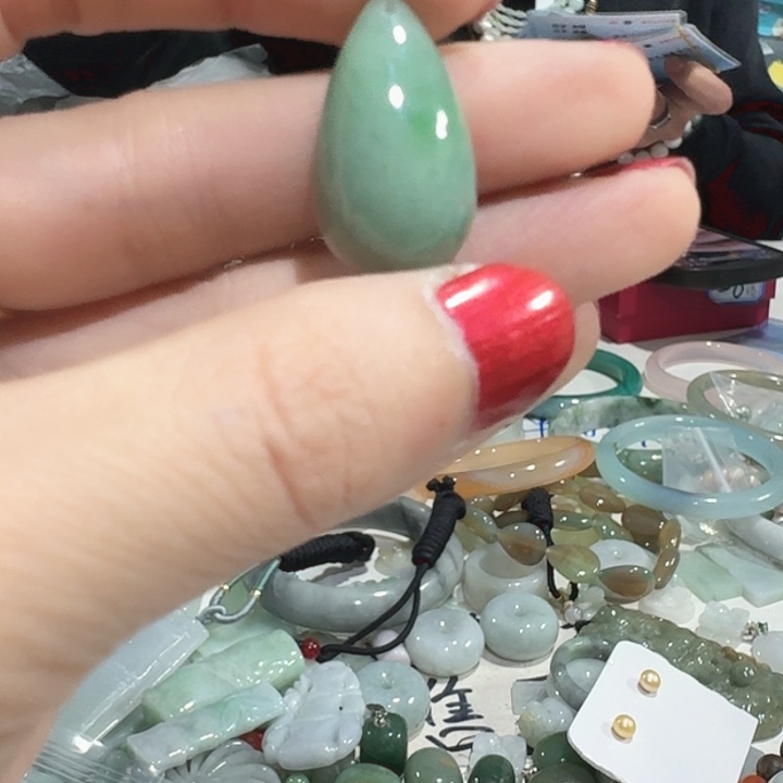 美***枚翡翠未镶嵌颈饰水滴5000