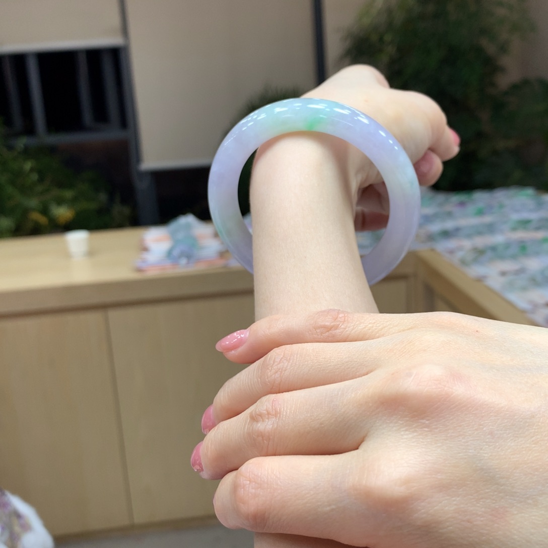 翡翠手镯未镶嵌不退不换