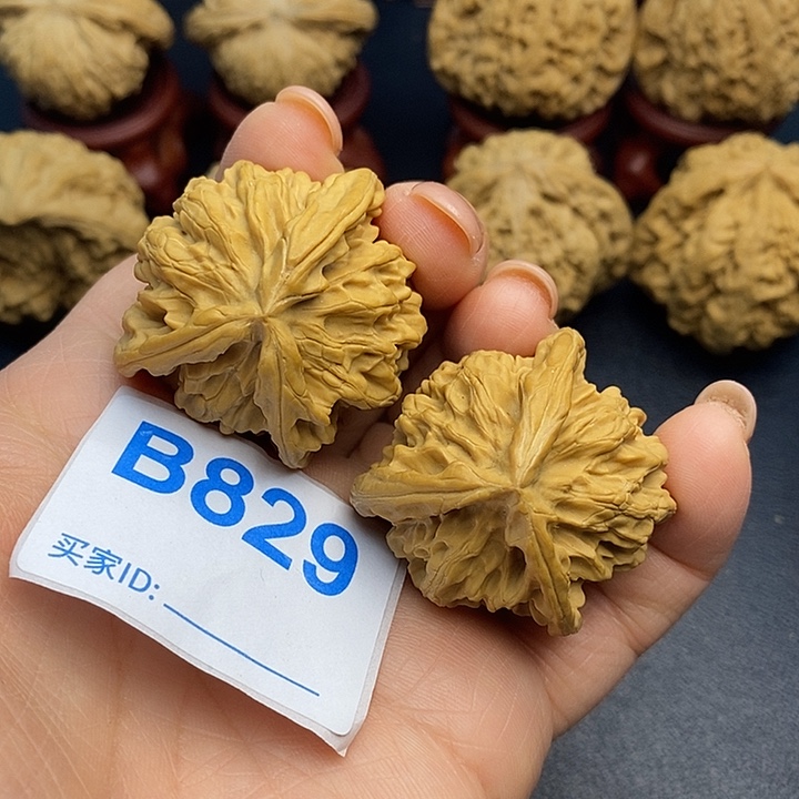 …***…文玩核桃把件三棱3.8