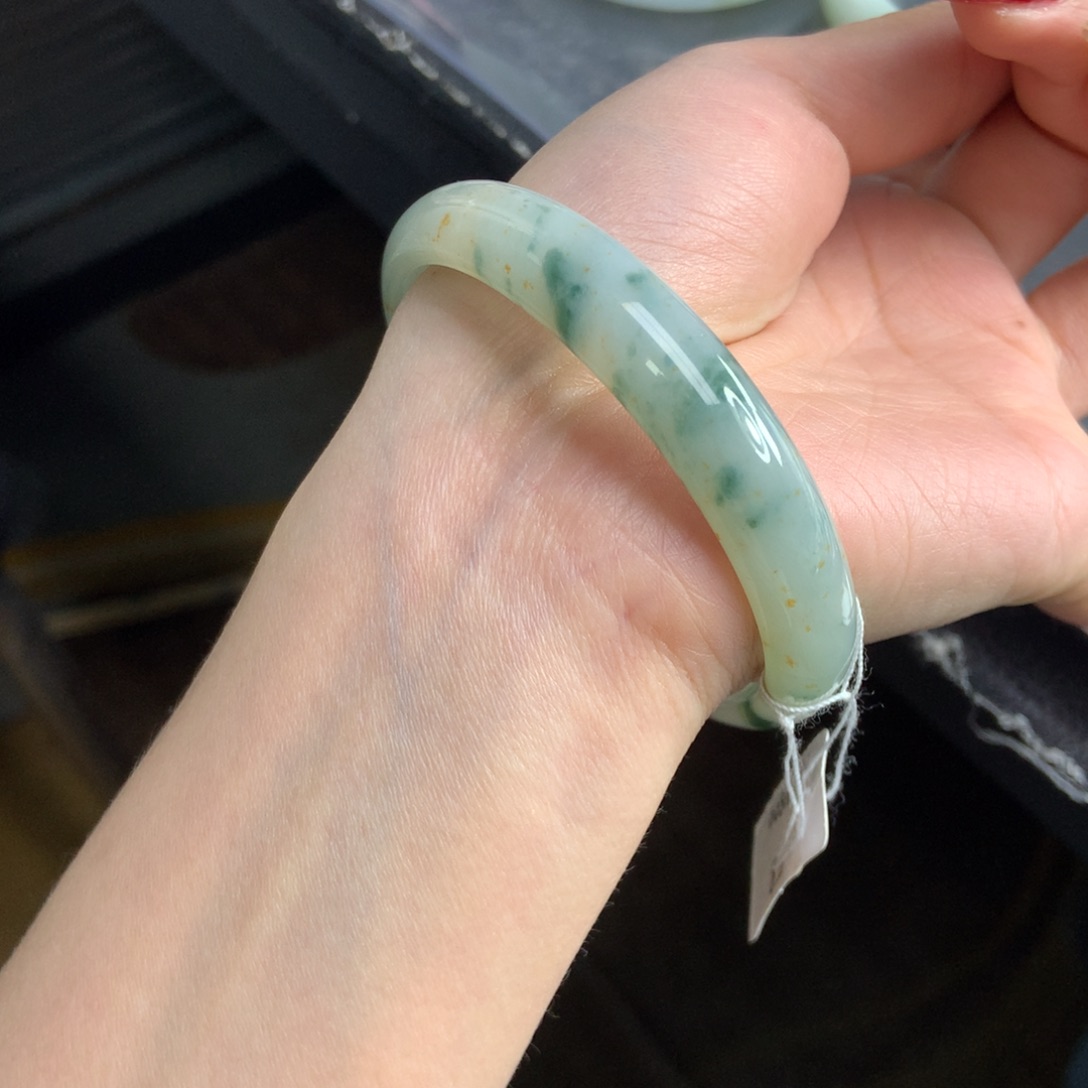 翡翠手镯未镶嵌胶感绿花带洒金