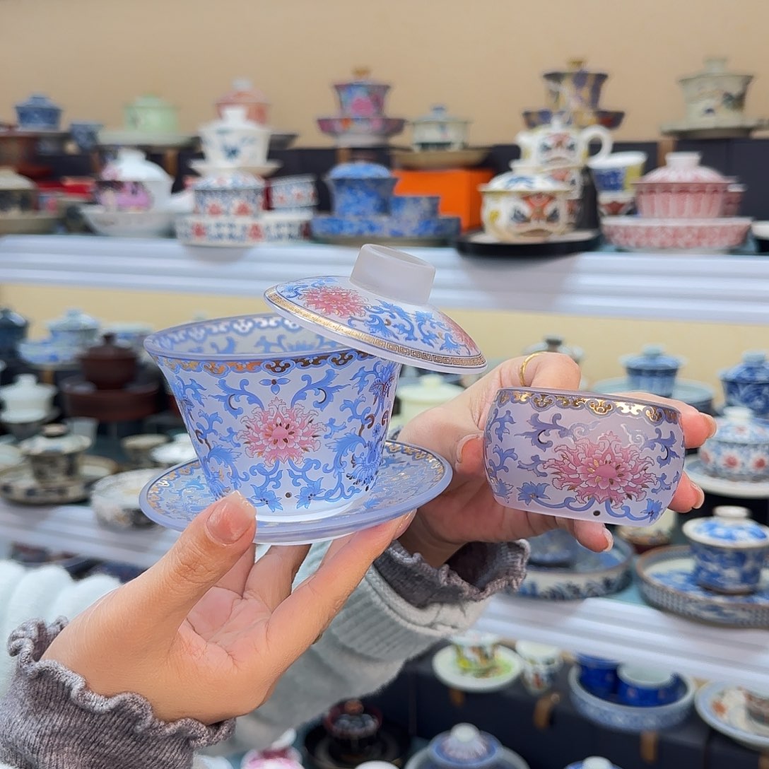 盖碗里的水煮开后放入