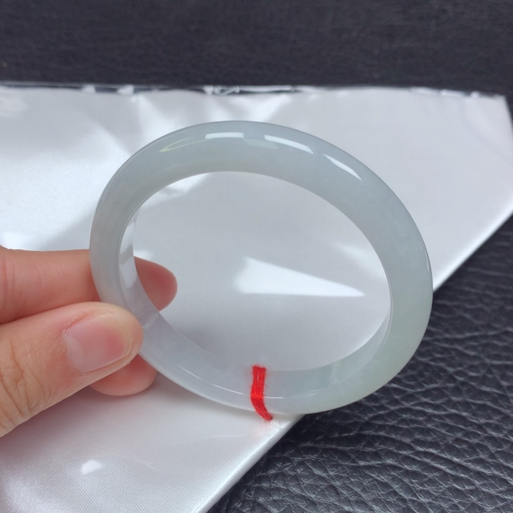 翡翠手镯未镶嵌。