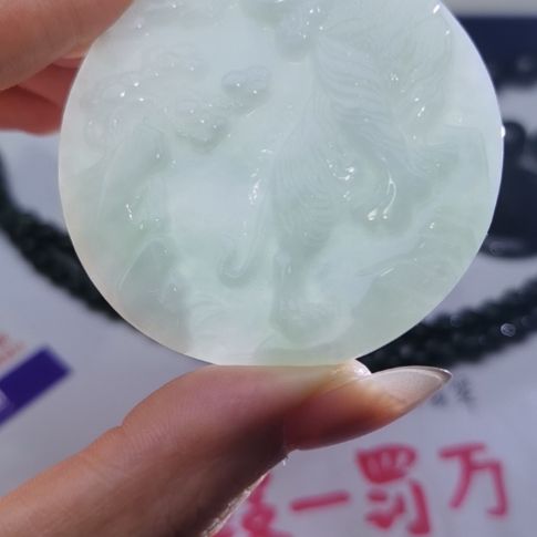 翡翠颈饰未镶嵌天然的A货翡翠