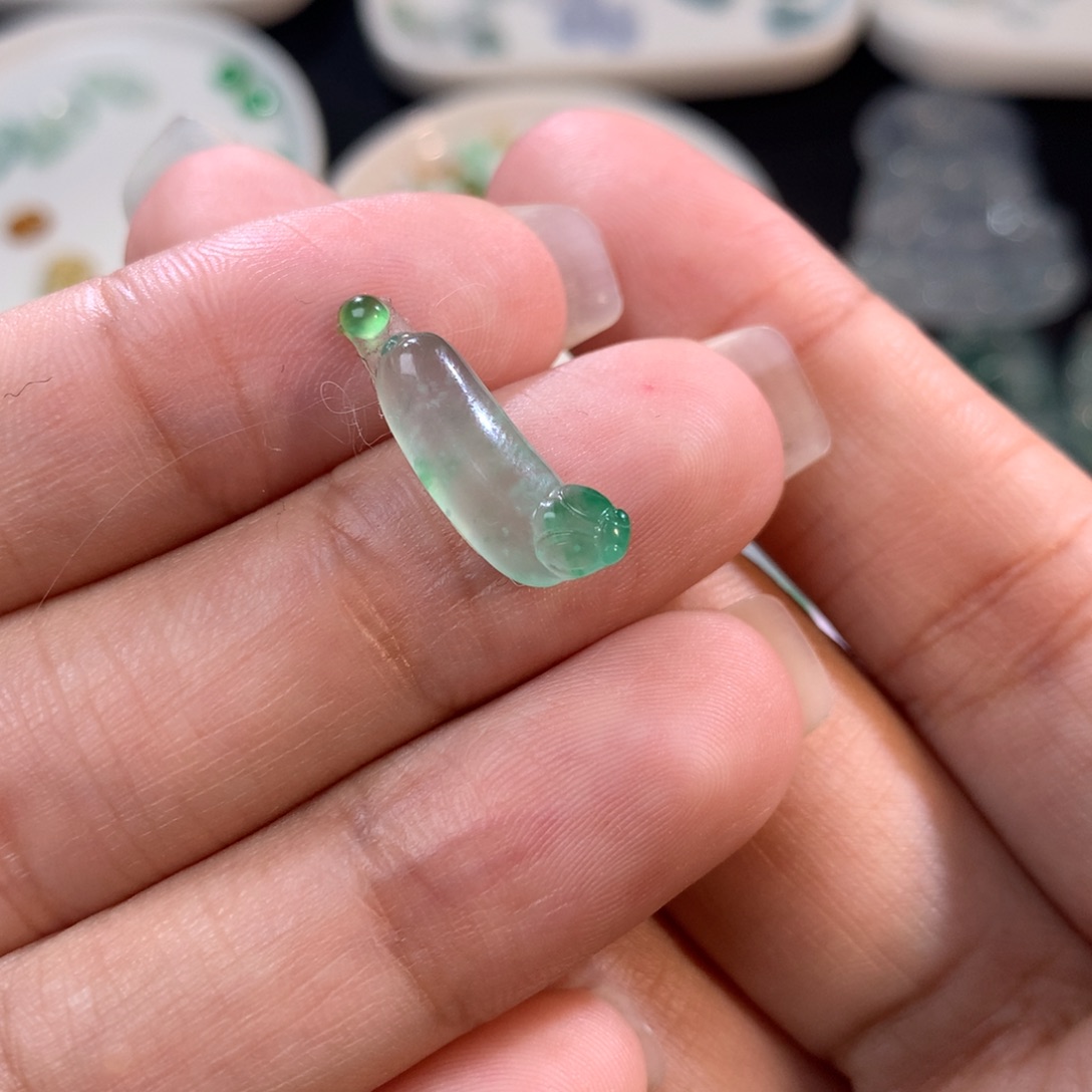 翡翠裸石未镶嵌冰绿瓜