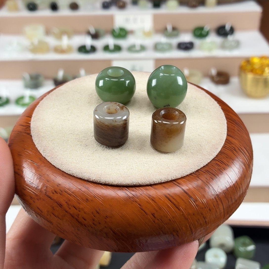 摸***奥和田玉未镶嵌戒指