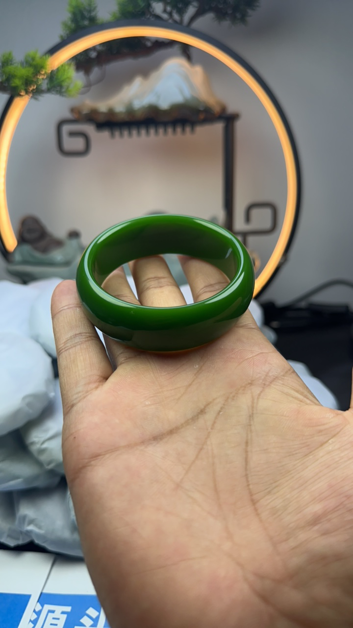新疆宽版阳绿色满绿镯子收藏礼物