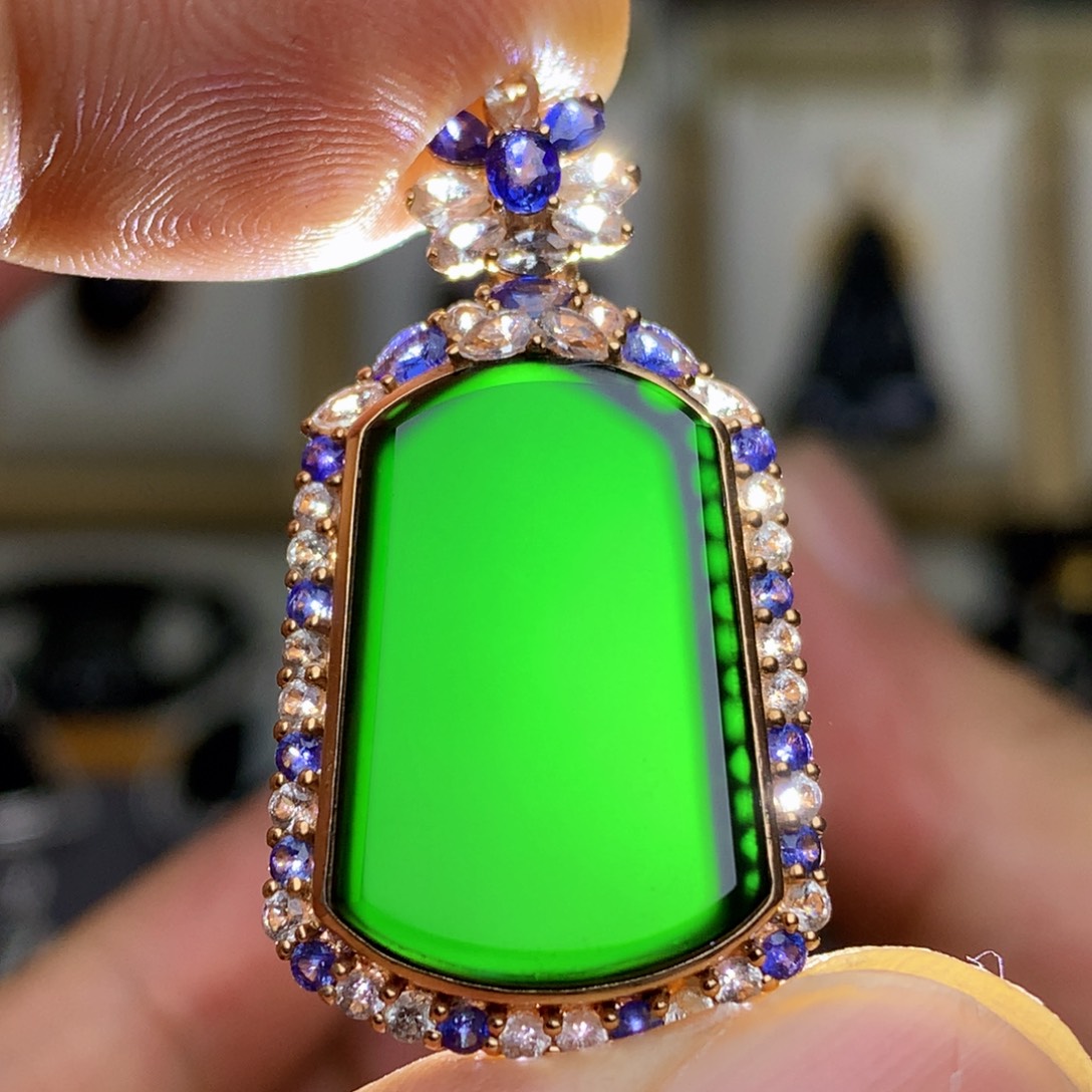 颈饰18K金镶嵌翡翠墨翠龙石无事牌