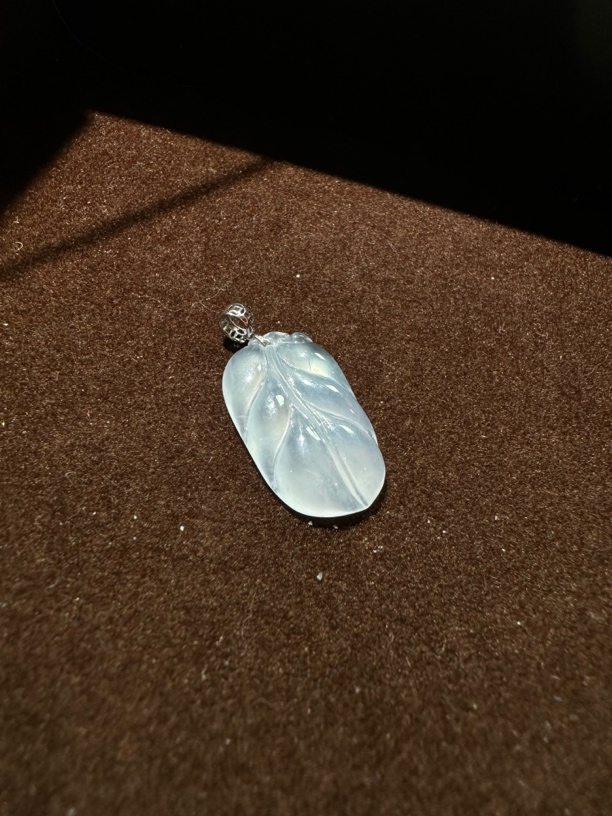 天然缅A18K金扣头冰种翡翠叶子卡21.4x12.7x3.7