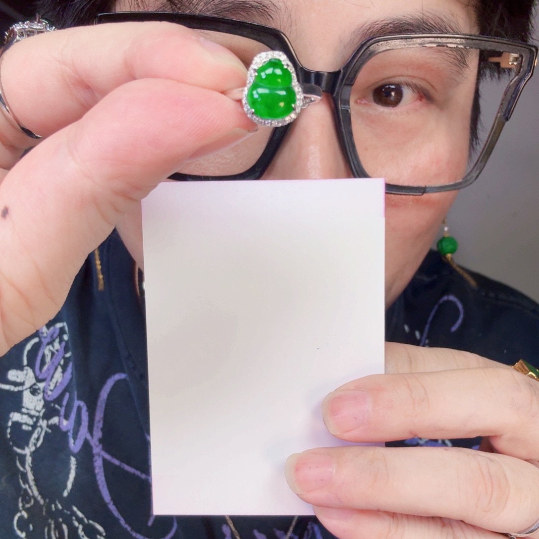 翡翠未镶嵌颈饰一件