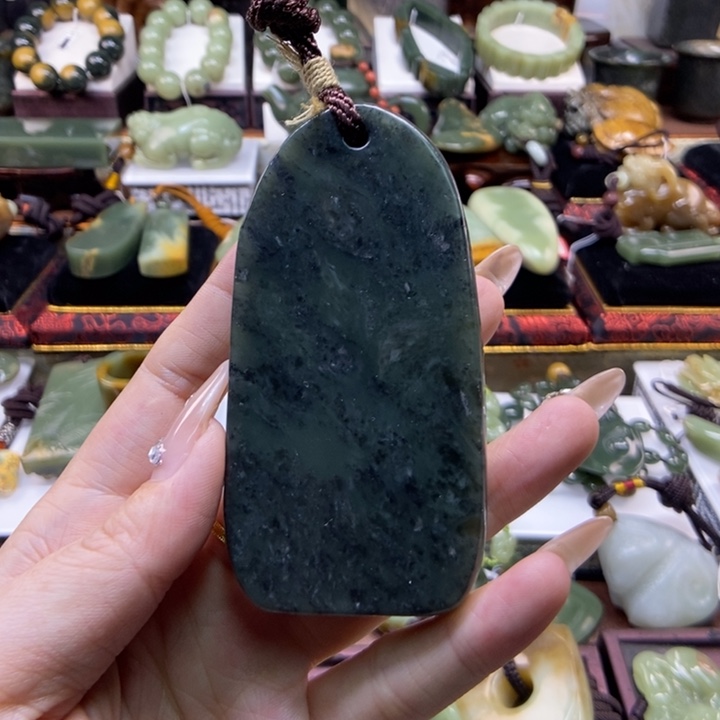 未镶嵌岫岩老玉（透闪石质玉）把件