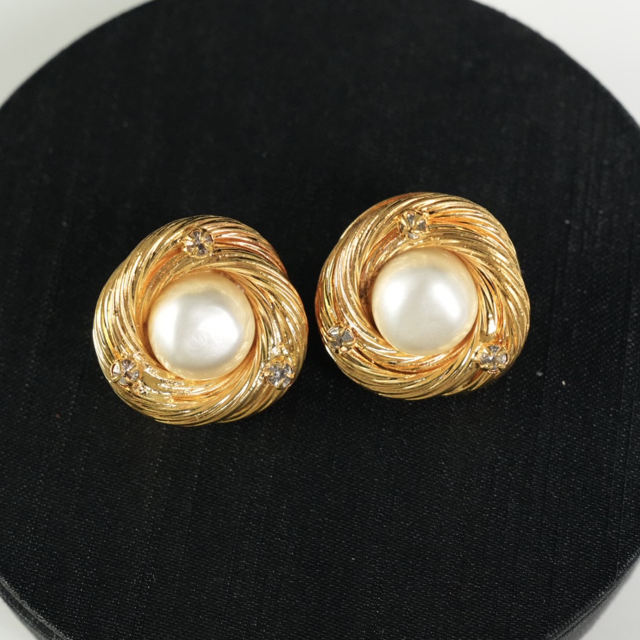 Chanel 金色拉丝珍珠耳夹