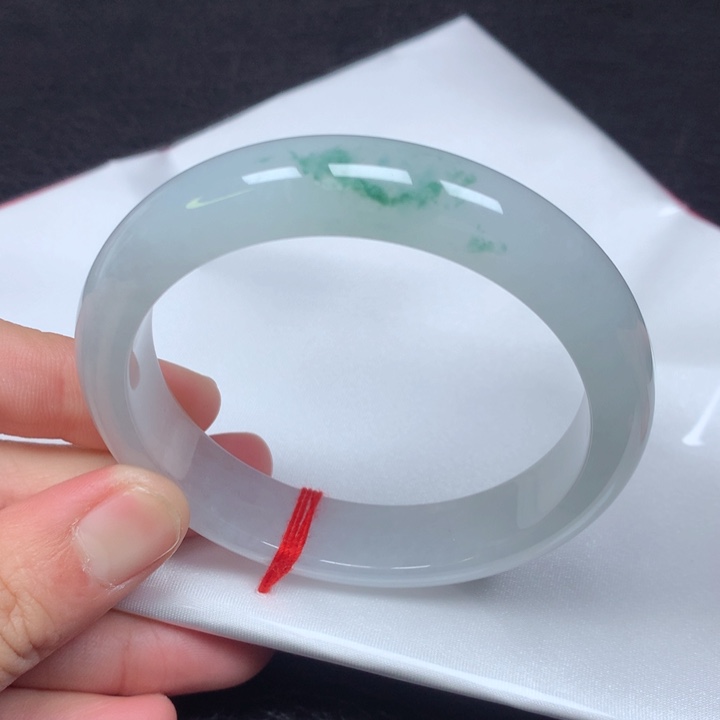 翡翠手镯未镶嵌。