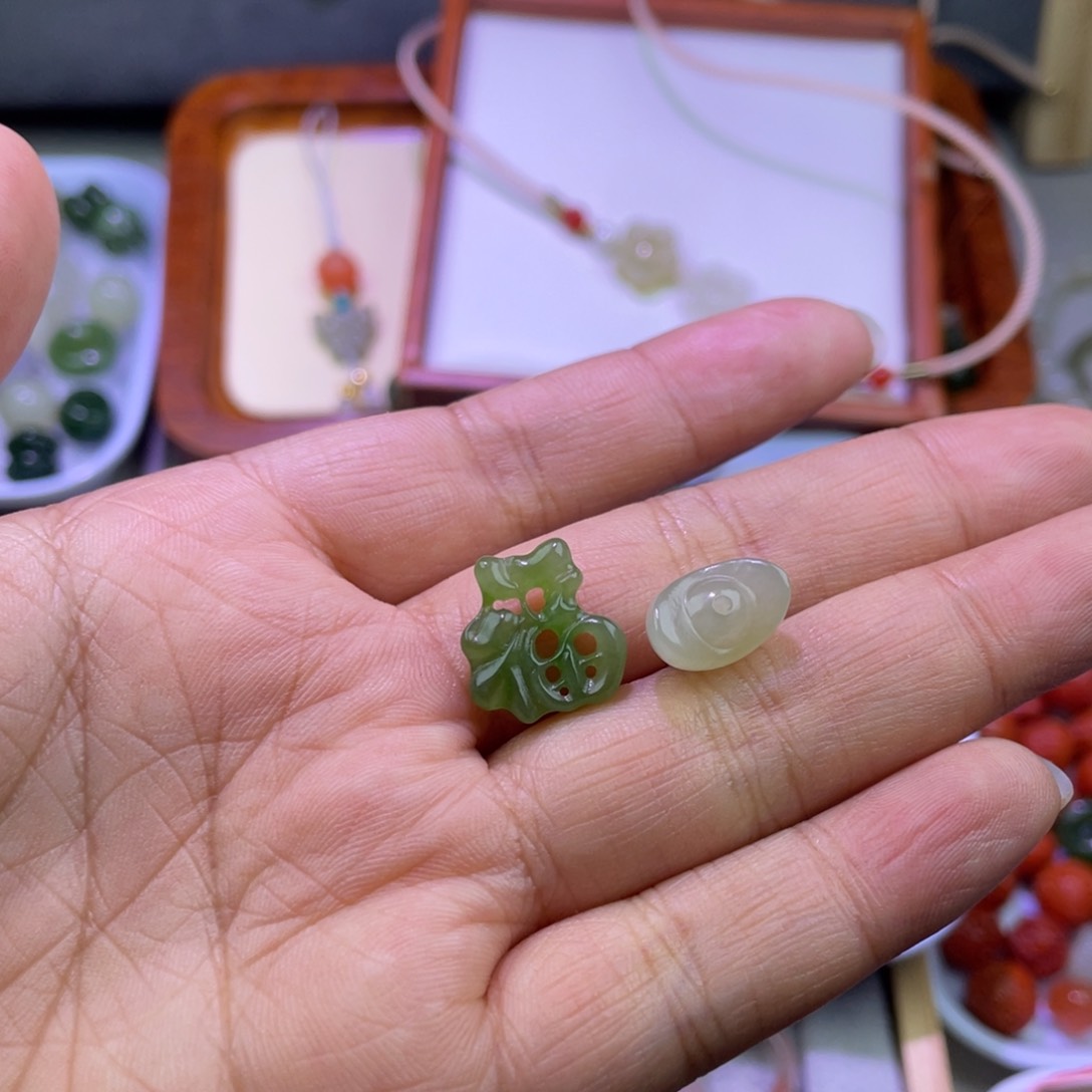 和田玉配饰未镶嵌霓****啡