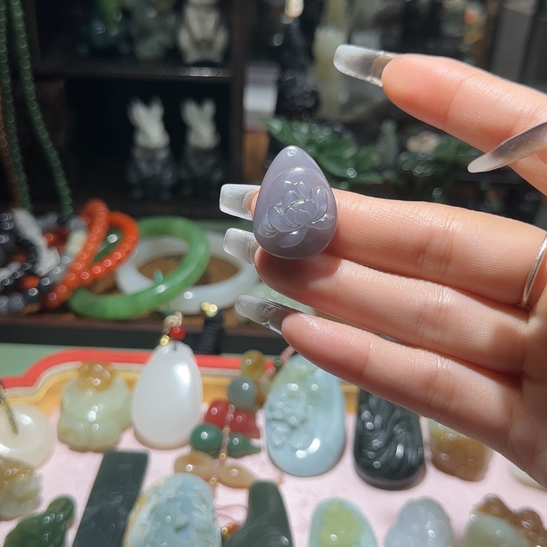 和田玉未镶嵌颈饰烟紫花牌