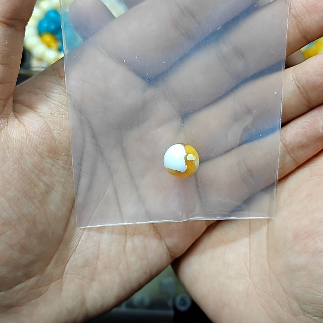 猴***量琥珀未镶嵌裸石. 