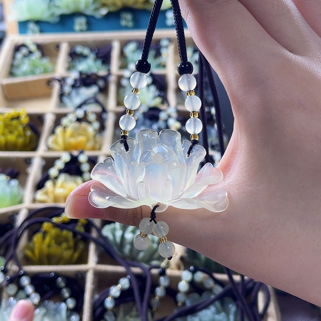 蛇纹石玉颈饰合金