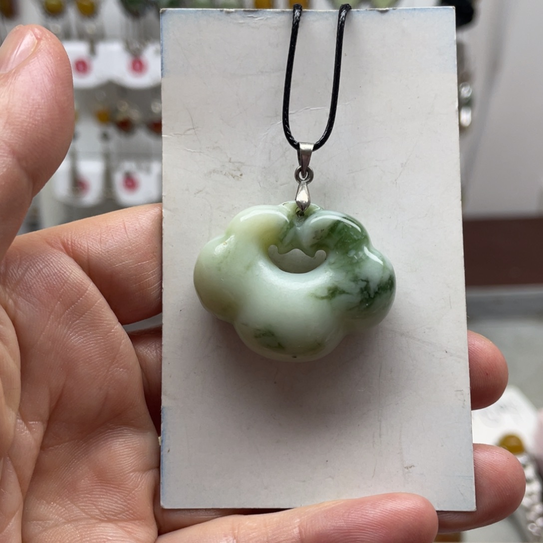 蛇纹石玉未镶嵌吊坠