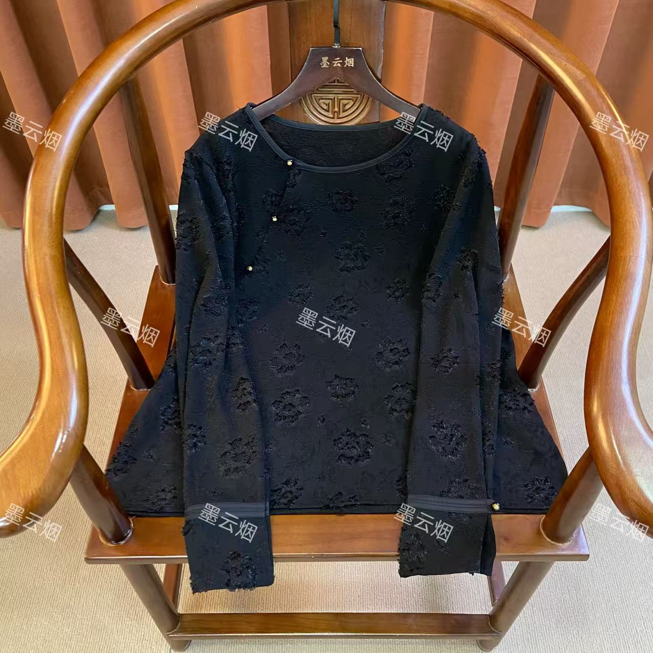 【花珑】新中式重工提花复古镂空下摆后背领扣春秋款休闲风打底上衣