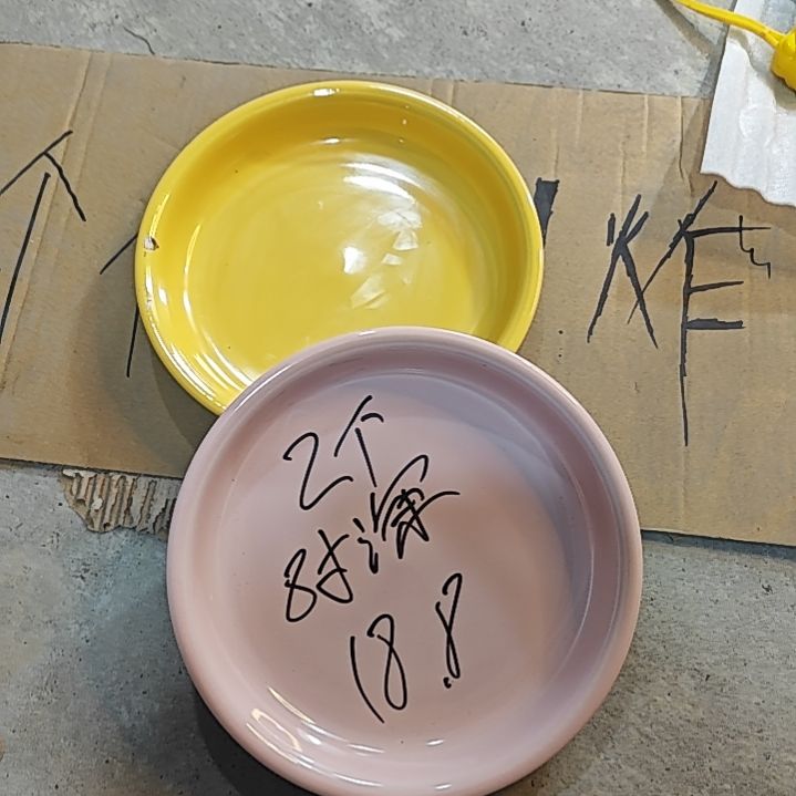 米其林粉色加黄色两个盘子