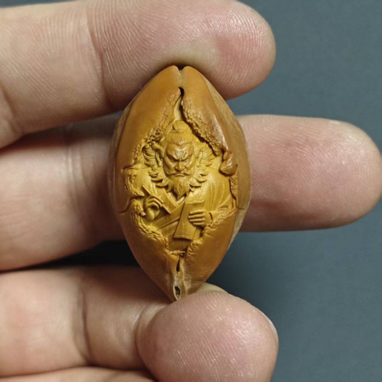 橄榄核雕刻大钟馗