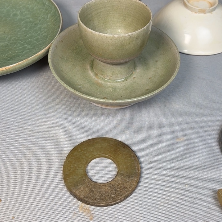 摆件戴****鼠陶瓷。             