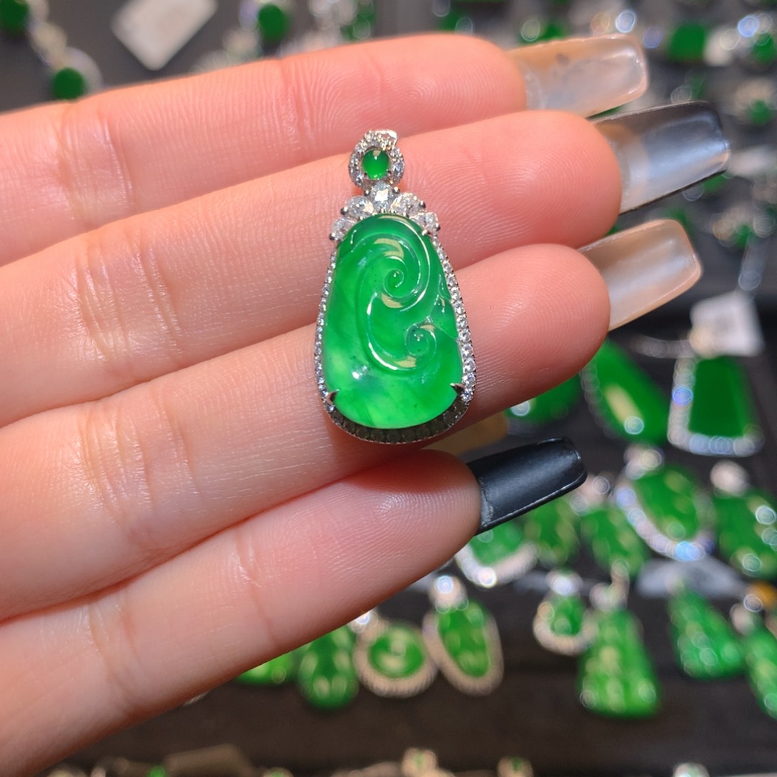 翡翠颈饰18K金镶嵌如意