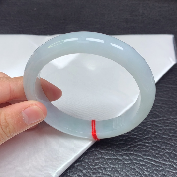 翡翠手镯未镶嵌63-64。