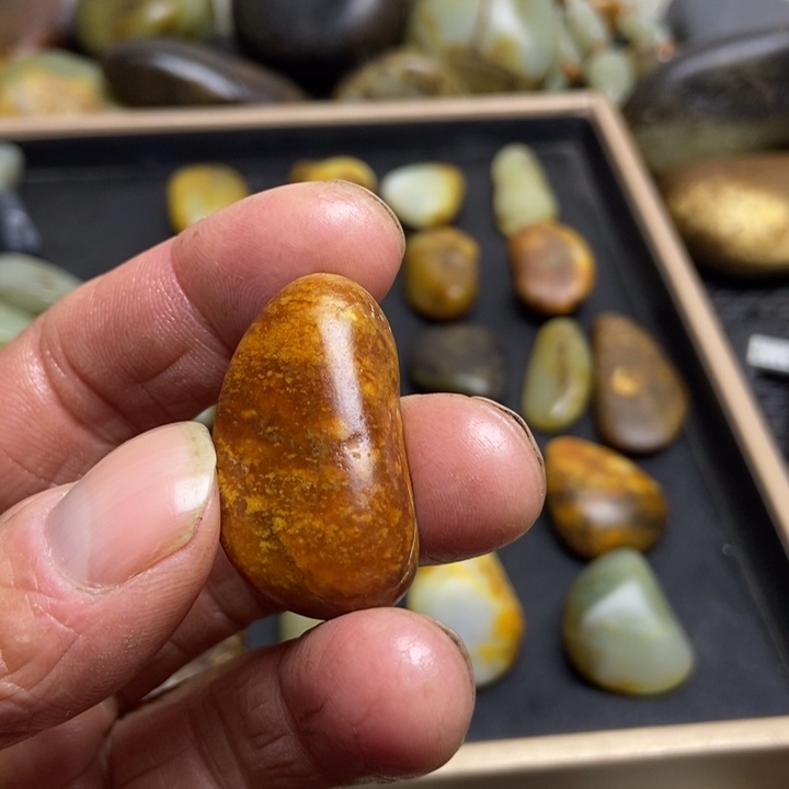 城***事和田玉（糖玉）未镶嵌珠宝奇石