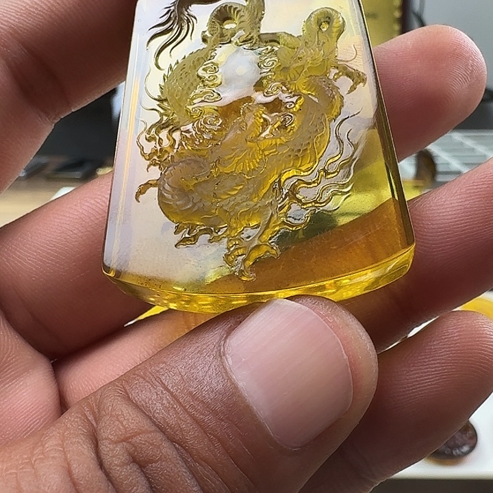 琥珀未镶嵌颈饰龙牌