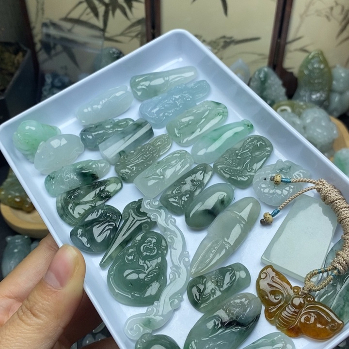 翡翠未镶嵌颈饰小牌子一个