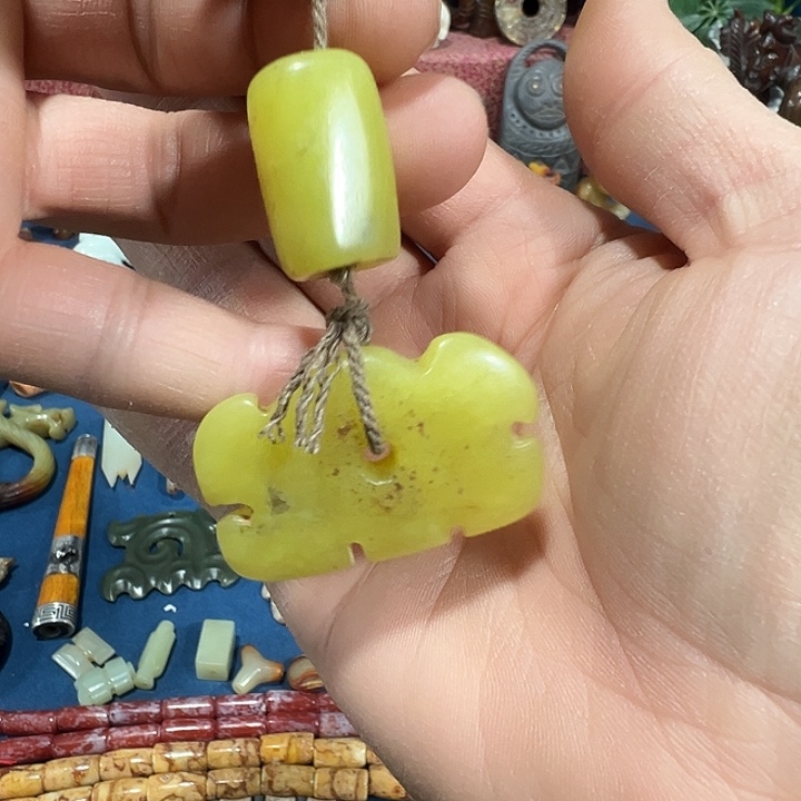 透闪石质玉未镶嵌挂件
