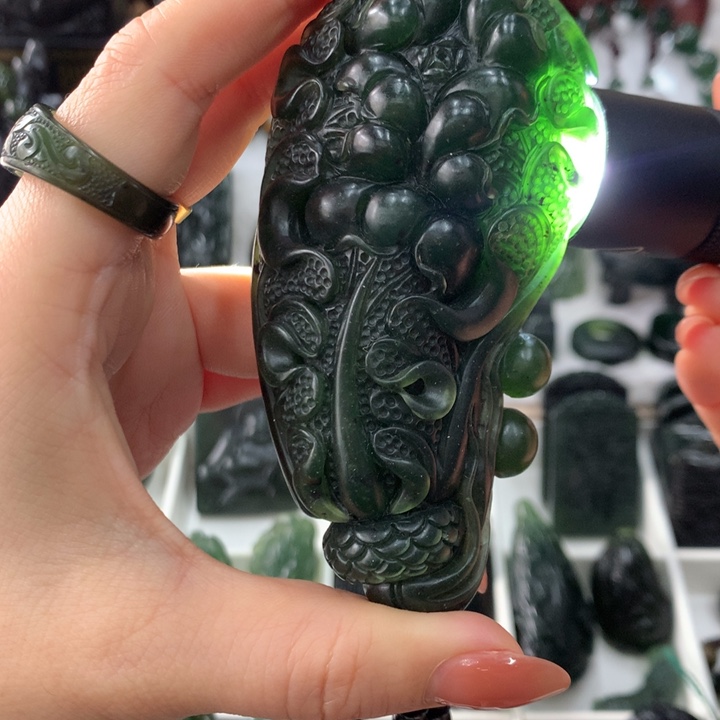 蛇纹石玉未镶嵌颈饰