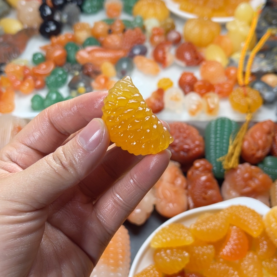 石英质玉（金丝玉）未镶嵌颈饰