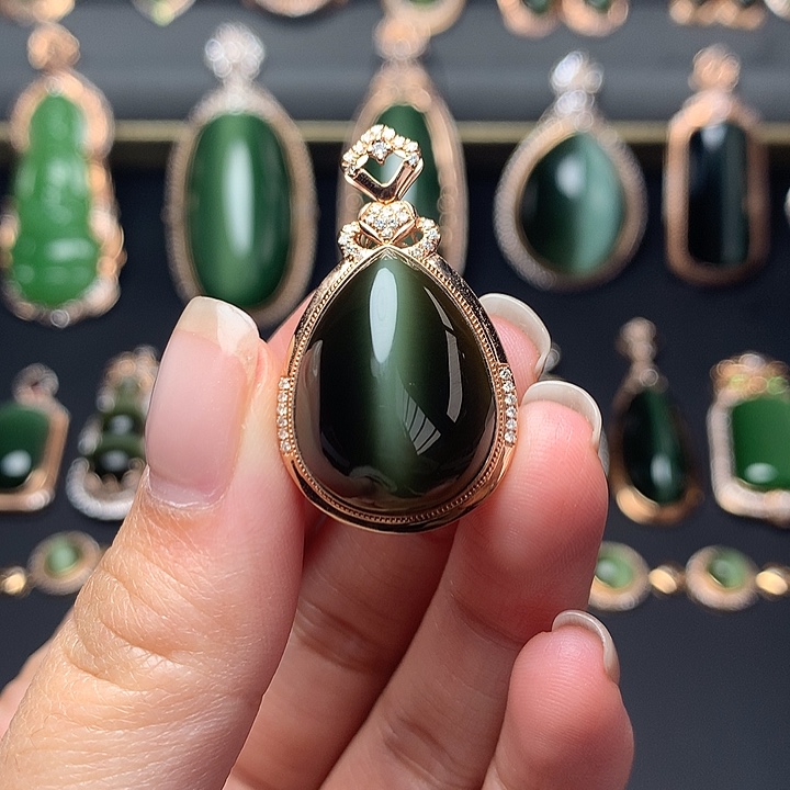 和田玉18K金镶嵌颈饰