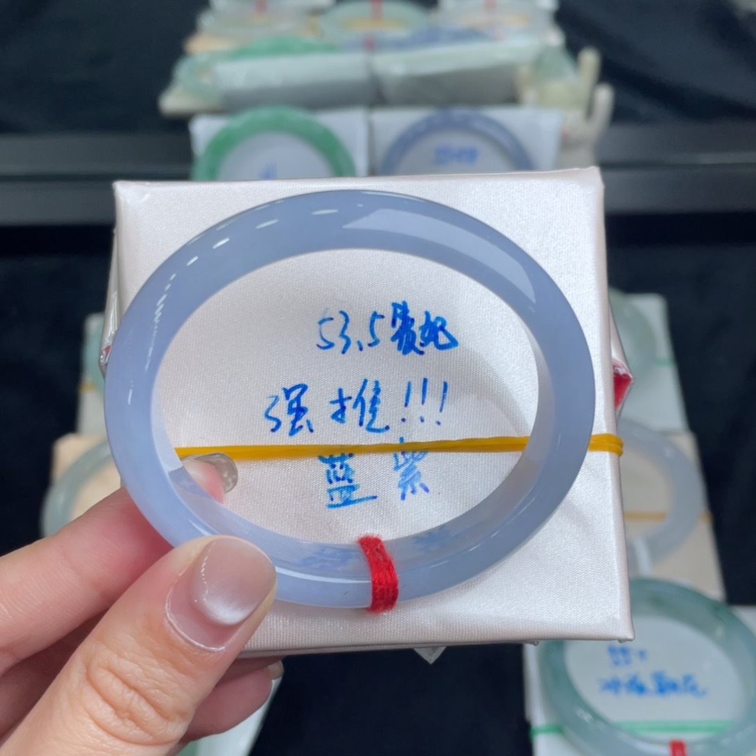 翡翠手镯未镶嵌翡翠
