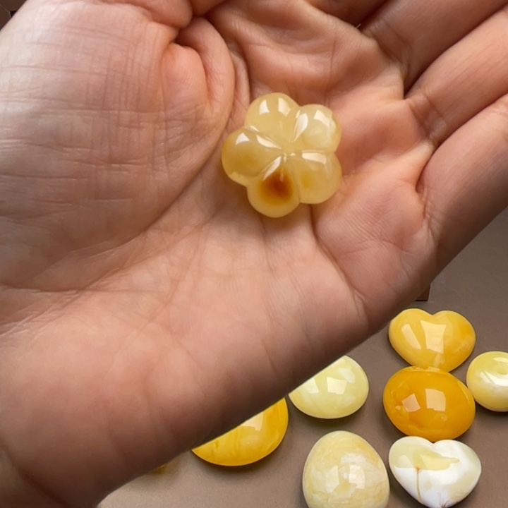 琥珀未镶嵌颈饰蜜蜡