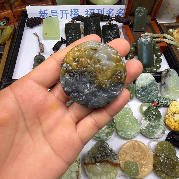 岫玉未镶嵌吊坠(赠链)