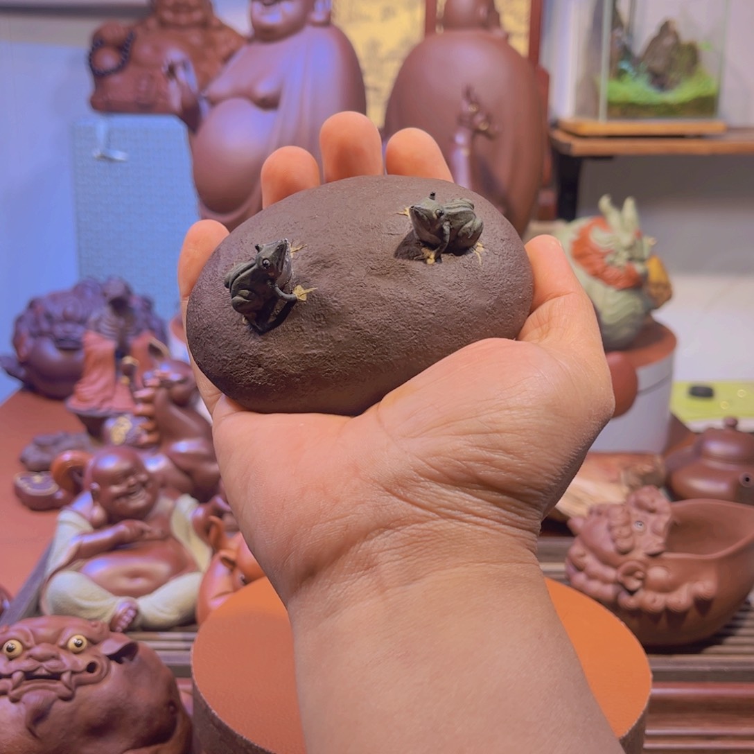 紫砂茶宠摆件。         