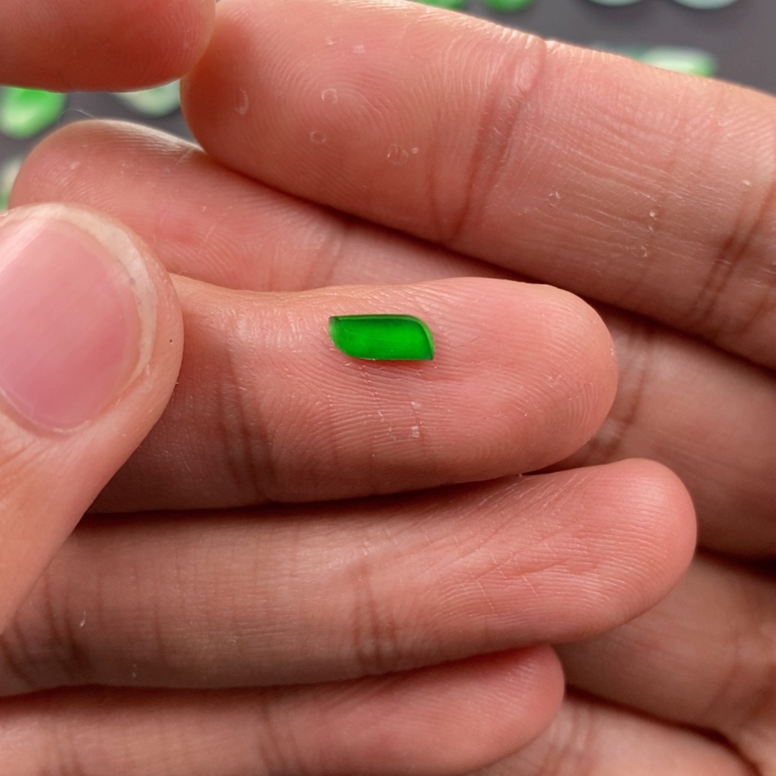 翡翠耳饰未镶嵌翡翠