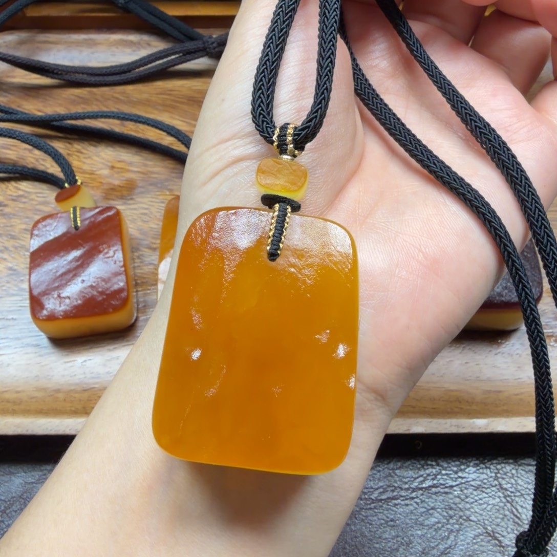 琥珀未镶嵌吊坠(赠链)