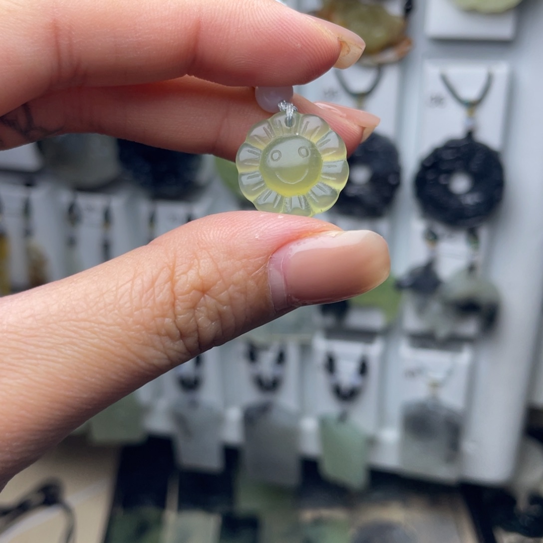 岫玉未镶嵌颈饰太阳花