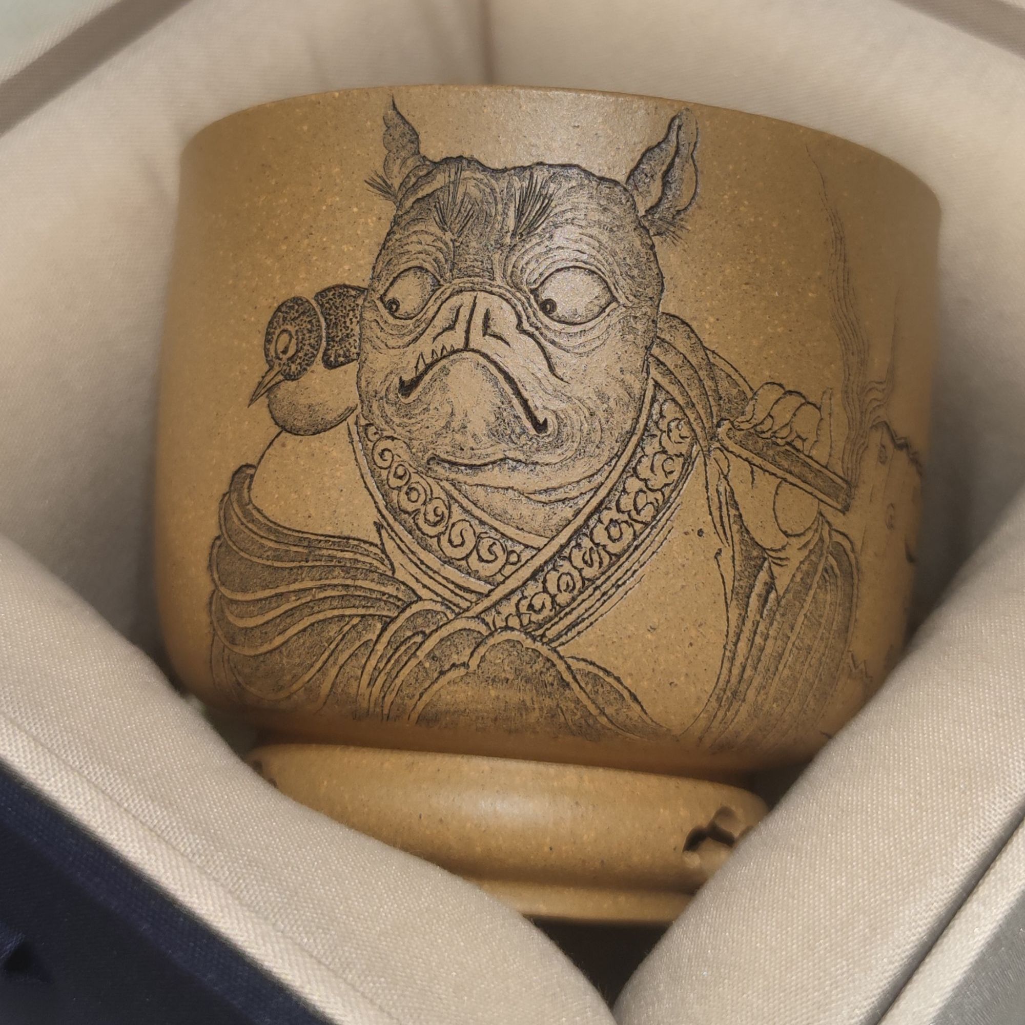 《稳·得意》精品拟人画刻绘高端紫砂主人杯