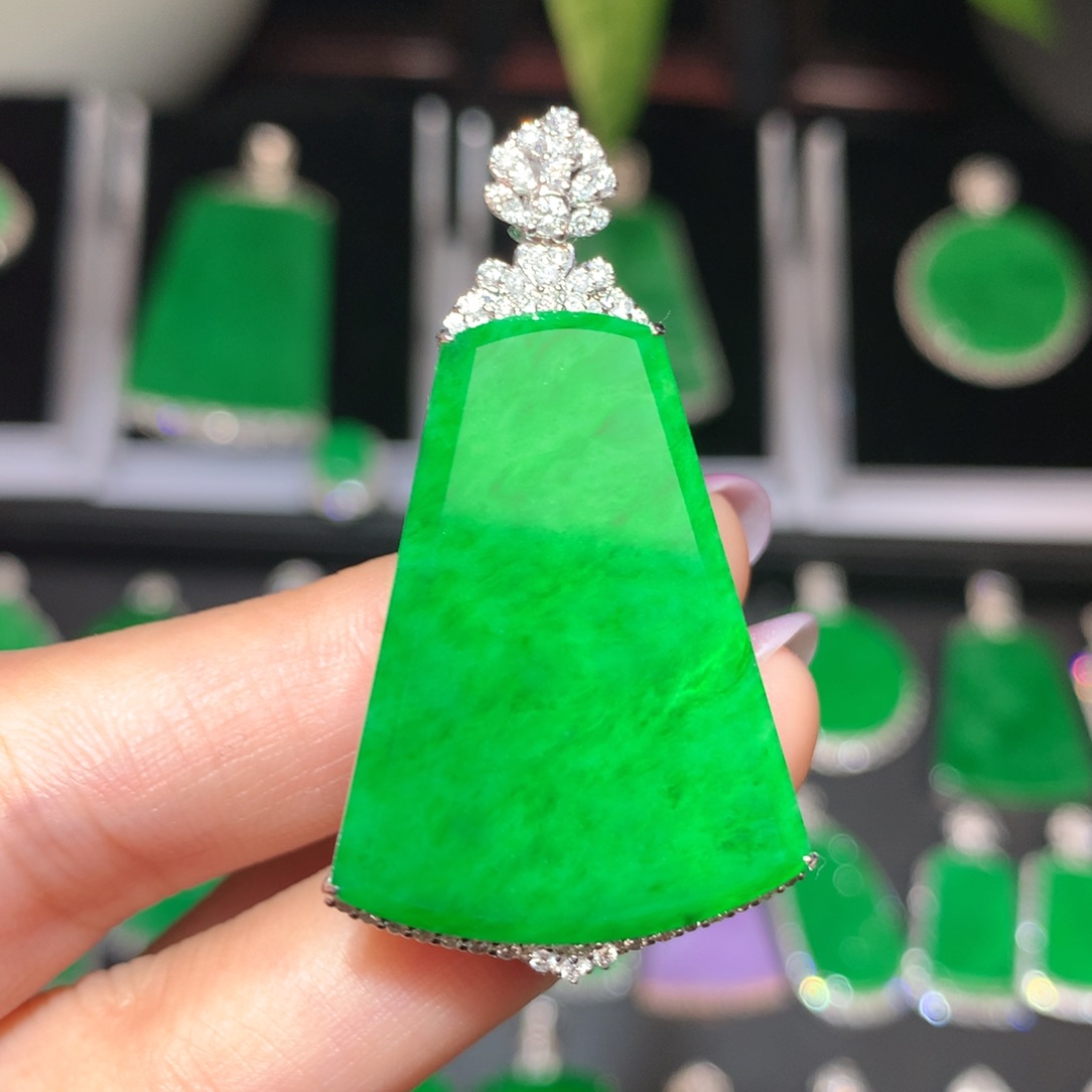 翡翠颈饰18K金镶嵌翡翠